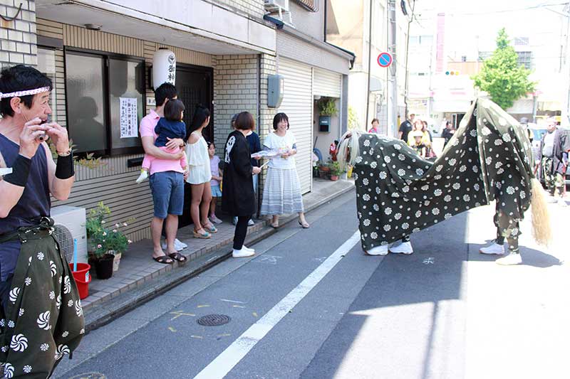 新熊野神社祭の獅子舞 自宅前 5.5