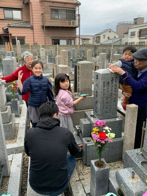 孫らに引かれてお墓参り