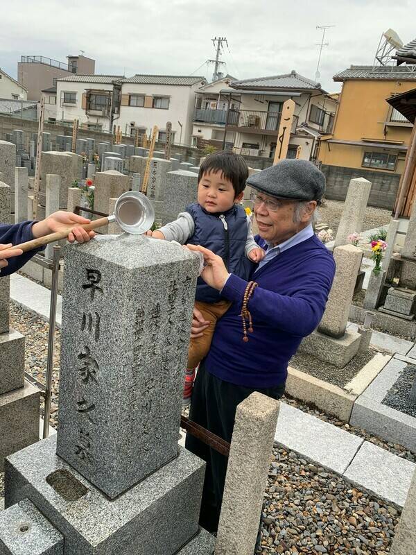 孫らに引かれてお墓参り
