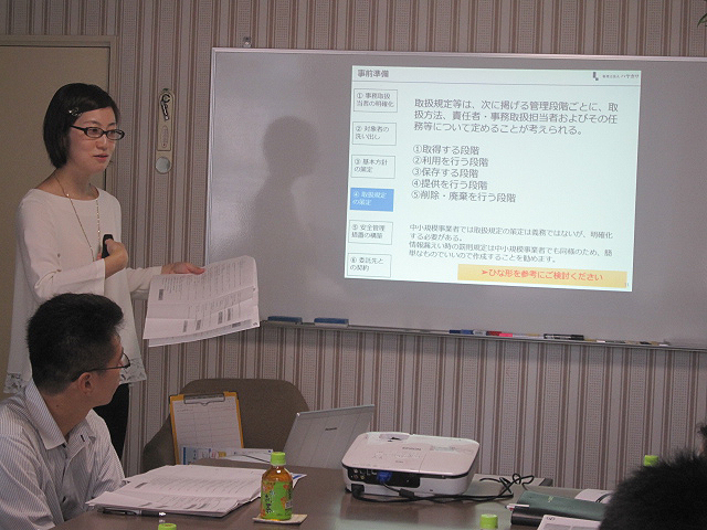 熱弁をふるう早川涼子