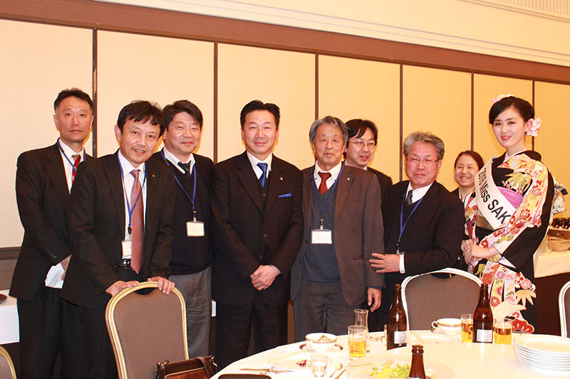 フォト;左から3人目が西脇氏(新年懇親会にて)